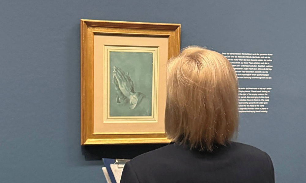 祈禱的手背後的真情故事:一幅畫,兩個夢想,一段感人兄弟情!維也納美術館集結達文西、杜勒真跡