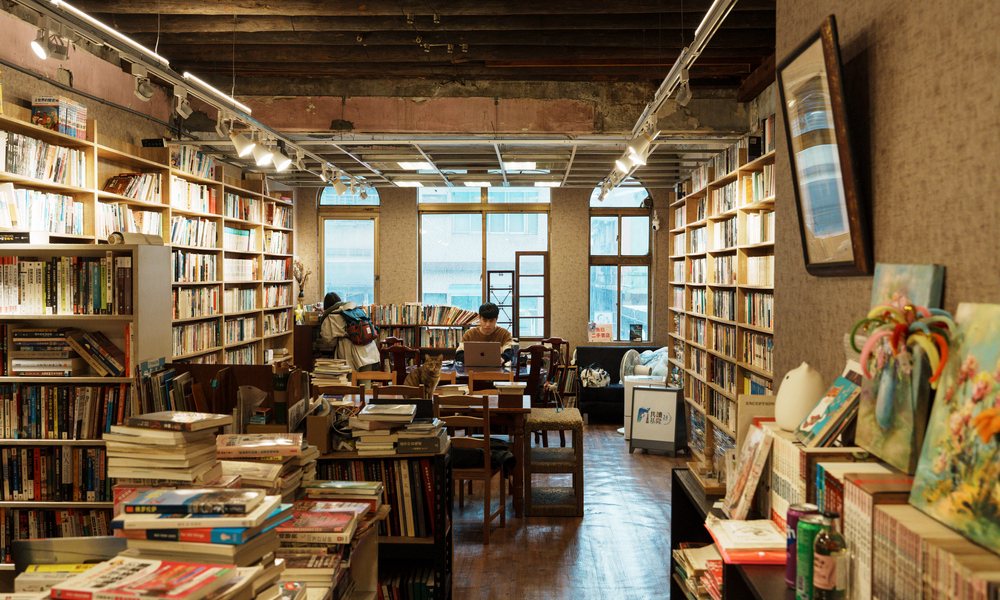 基隆魚曰二手書店:返鄉青年用一家24H不打烊的店,撐起一座城市的閱讀循環