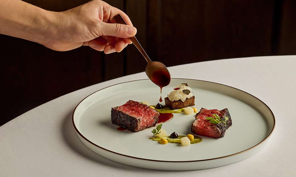 臺北嘉佩樂酒店新餐廳「焰28」開幕!直火料理、熟成豬與拉拉山水蜜桃甜點一次看