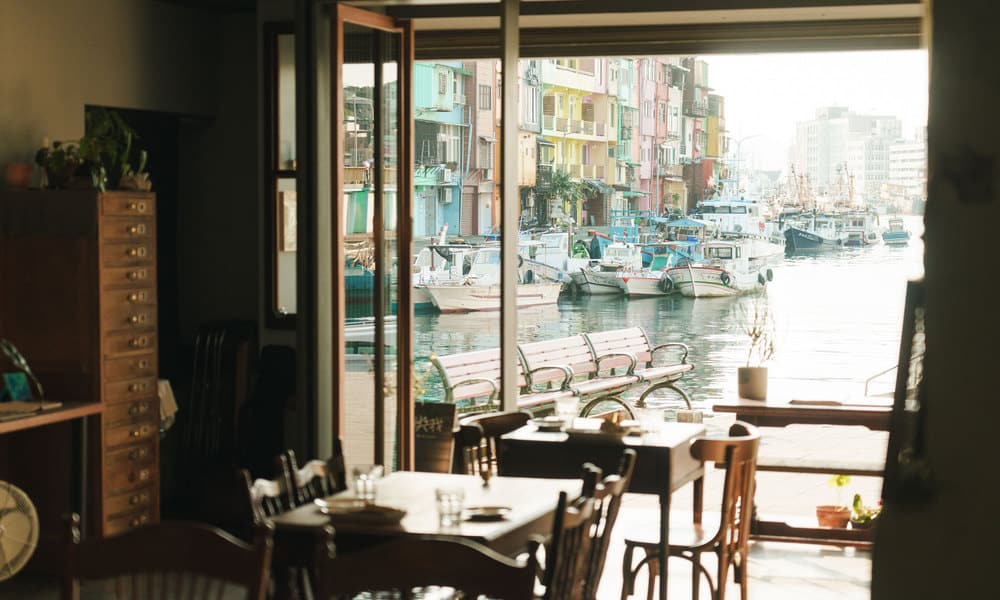 阿姑的擔擔麵、很秋的章魚腳⋯⋯基隆這間海景餐酒館「嶼我」,菜名和味道都超有梗!