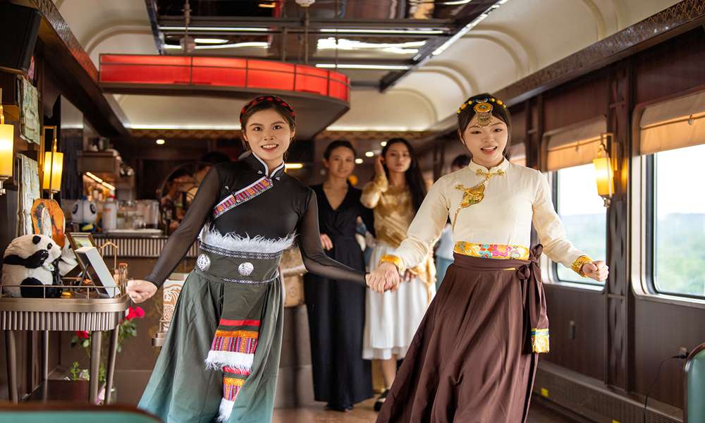 鐵軌上的詩與遠方:熊貓專列「成都號」尋夢西南山河