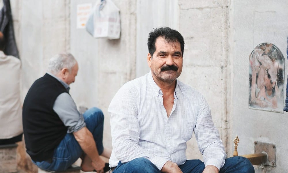 伊斯坦堡街頭的奇妙發現,清真寺外的洗腳大叔,真相是伊斯蘭教神聖儀式