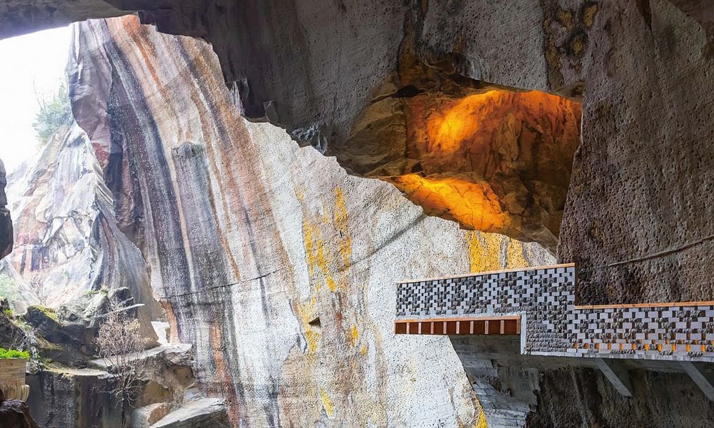 浙江台州「黃岩石窟」夏日全新開放,千年古跡化身當代藝術場域,還能在洞穴裡喝咖啡