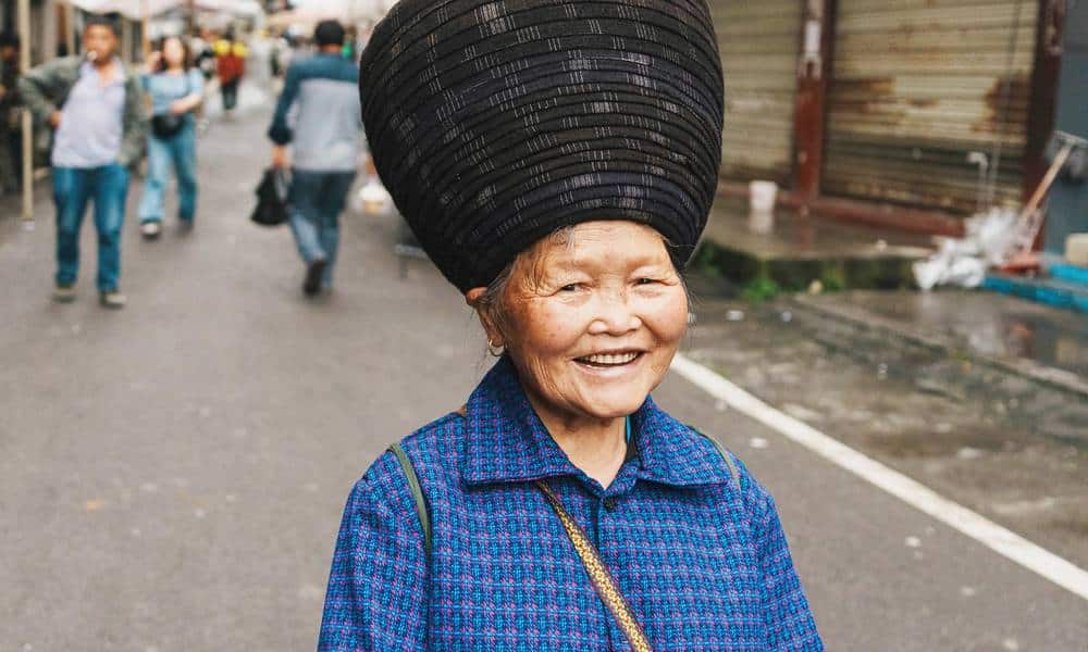 山江苗寨趕集:頭帕下的微笑