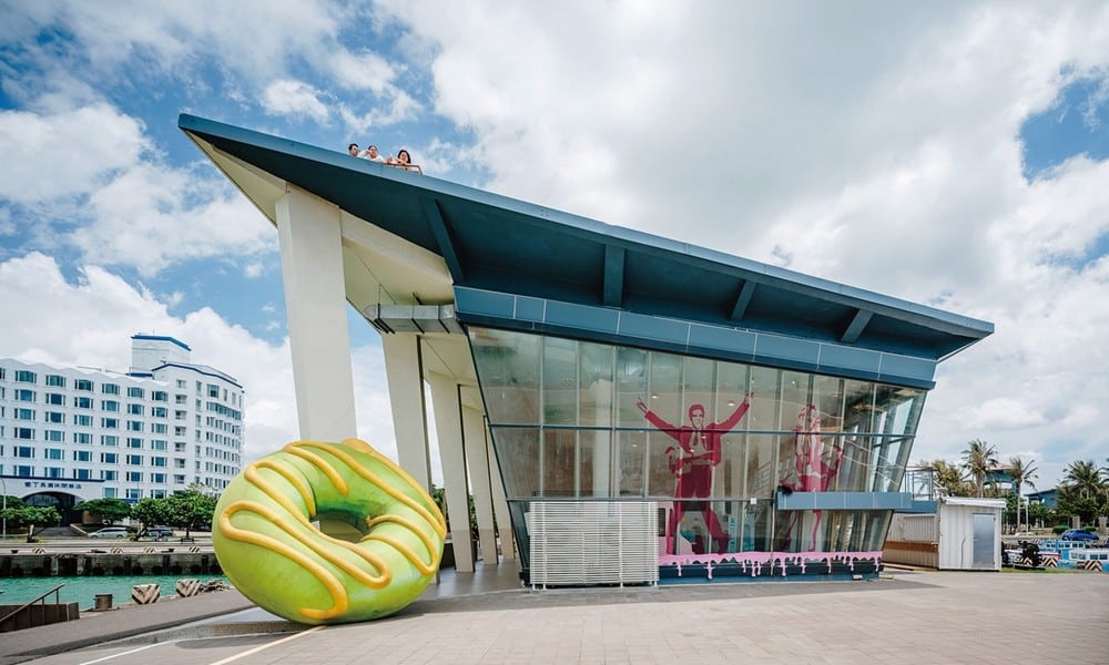 巨大甜甜圈降臨車城海口!看海美術館「How Sweet 甜的滋味」特展