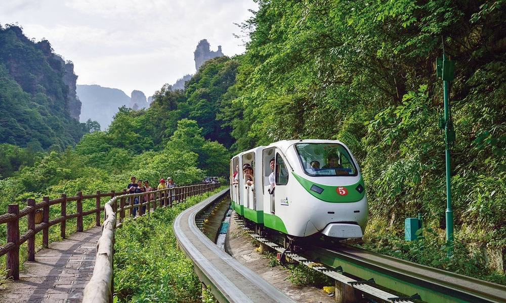 武陵源:三千奇峰直插雲霄,最浪漫的湘西之旅,是看懂石頭的力量