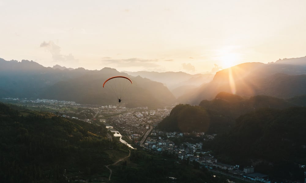 吊在30米深的天坑上空、滑翔傘、探洞,跟著旅遊達人畢茲卡解鎖「野生」張家界