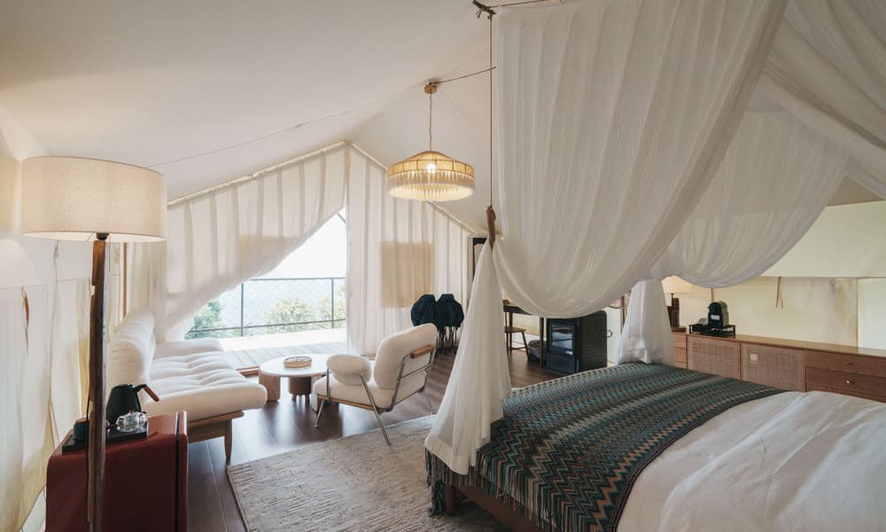 在山裡躺一晚:伴著蟲鳴入眠、推門眺望天門山,張家界「畢茲卡」,讓你與世界只隔一層帳篷布