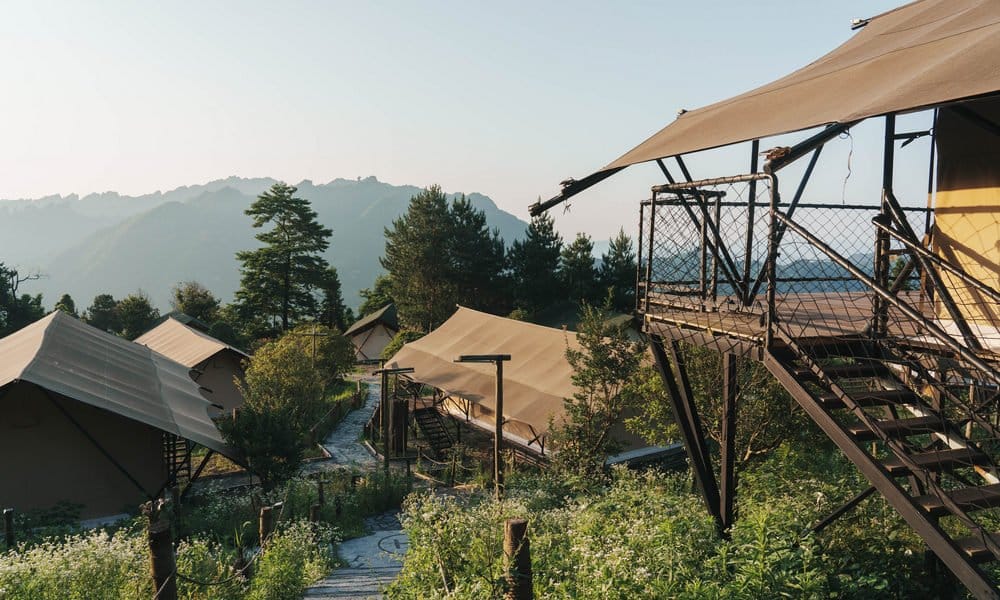 把旅程交給山林,逛菜園、摘水果、看山發呆⋯⋯就在張家界「畢茲卡」野奢帳篷裡耍廢一整天