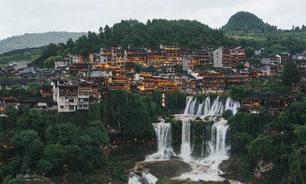 芙蓉鎮裡的銅柱誓言:一段輸了戰爭卻贏了自治的歷史
