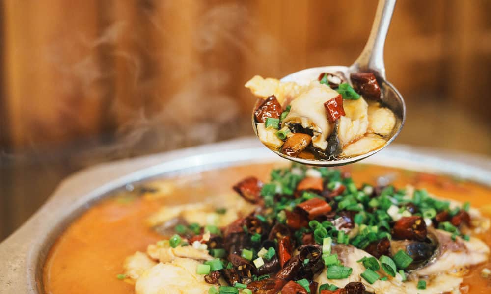 解鎖湘西的胃:發酵、煙燻與湘西山林的味道 「苗餅」PK「蒿菜粑粑」,再喝一口土家族「神仙草」莓茶