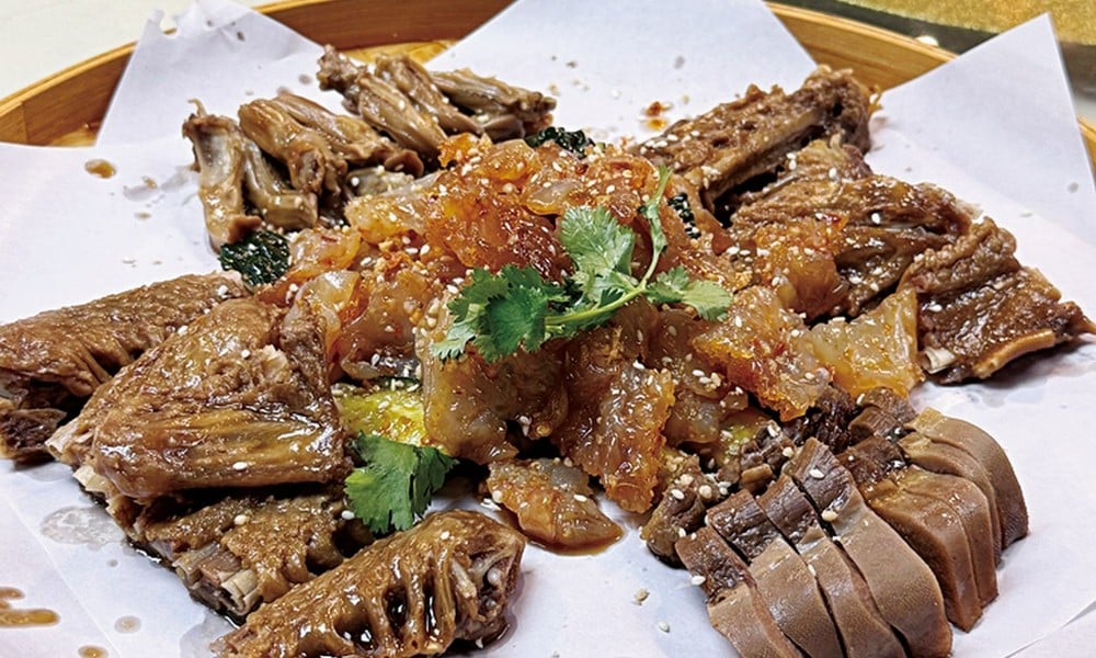 一盤涼拌、一隻乳鴿、一鍋水煮魚:觀塘工廈裡藏著真正的川味靈魂