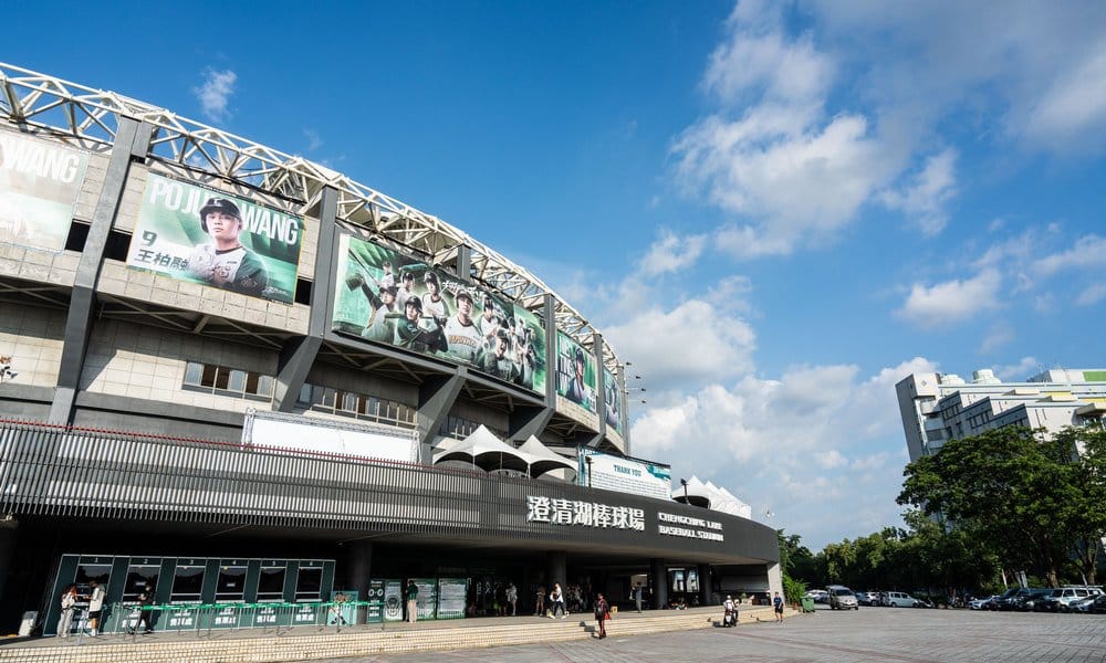 湖光山色的棒球輕旅行:澄清湖棒球場,台鋼雄鷹親子席+海洋奇珍園、迷宮花園全攻略