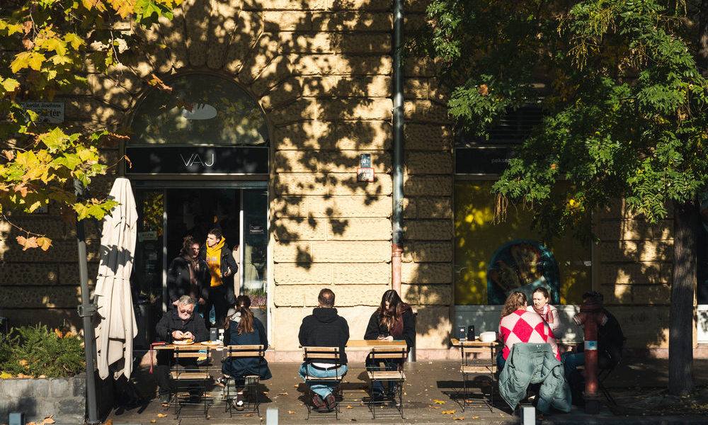 一座城市的公共客廳:一杯咖啡、一份Rétes酥皮捲,佩斯咖啡館文化的誕生
