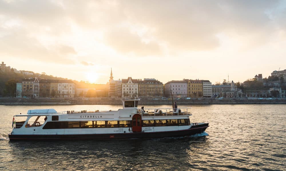 夜色裡的佩斯,城市仍在發亮 —用最迷人的3種打開方式 :瑙河遊船+廢墟酒吧+聖誕市集