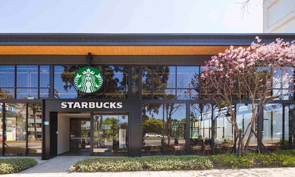 林口賞櫻新地標!星巴克「林口文化北門市」3/16 開幕:森林系玻璃盒設計,在粉嫩富士櫻下品味咖啡